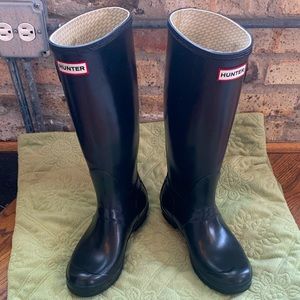 Women’s Hunter rain boots (sz 6). Good condition